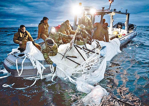 美國海軍人員打撈中國氣球殘骸。