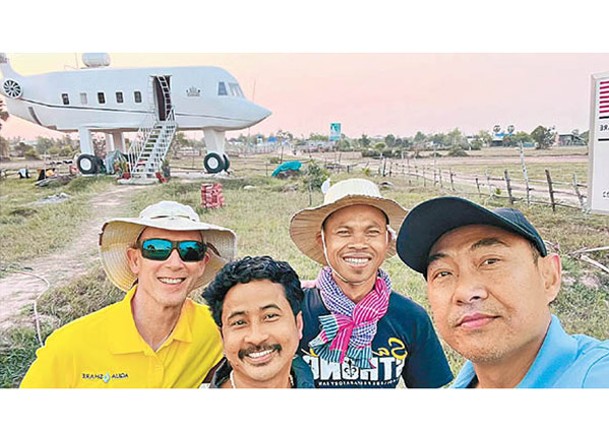圓童夢靠行動  柬埔寨單親爸  建飛機屋為家