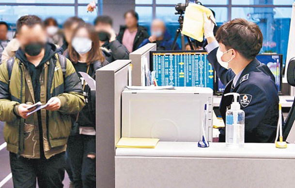大批遊客從仁川國際機場入境南韓。（Getty Images圖片）