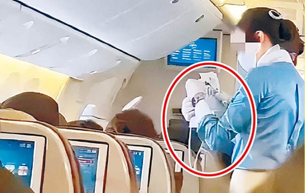 機艙服務員向乘客派白牌（紅圈示）。