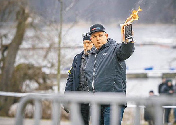 丹麥右翼政客焚燒《可蘭經》。