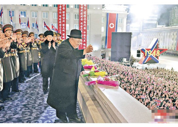 北韓慶祝建軍節，金正恩向民眾揮手。