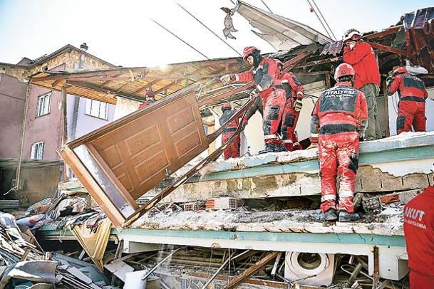 地震導致建築物倒塌，活埋不少人。