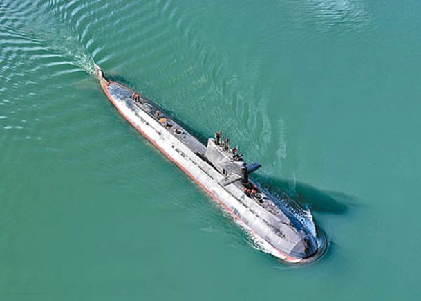 中國常規動力潛艇駛離港口展開實戰訓練。
