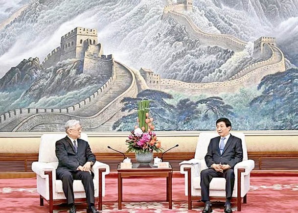 中共中央政治局常委王滬寧（右）接見夏立言（左）訪問團。