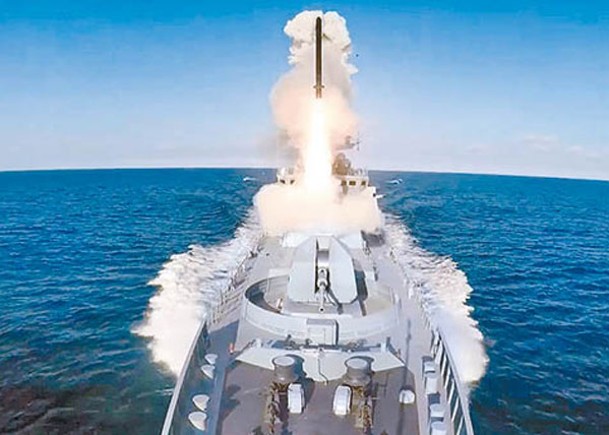 俄羅斯軍艦在黑海向烏克蘭發射熾熱巡航導彈。
