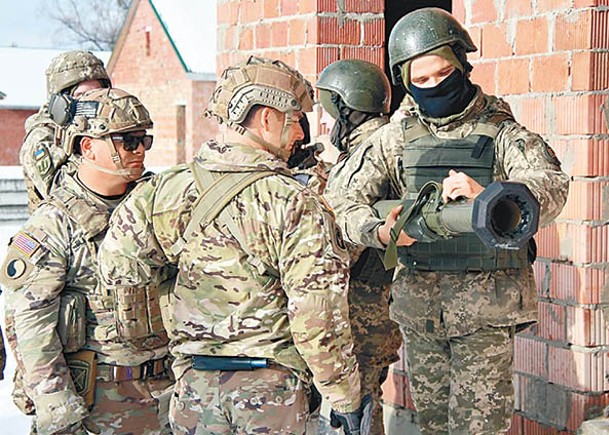 美兵（左）在烏克蘭教導烏軍使用武器。