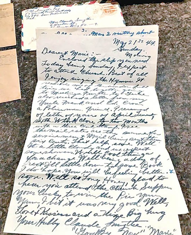 斯邁思女兒取回父親情書信件。