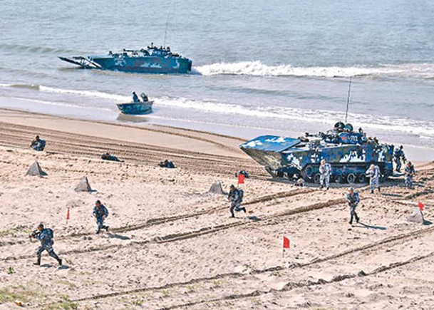 兩岸局勢緊張，中國海軍陸戰隊進行搶灘登陸訓練。（中新社圖片）