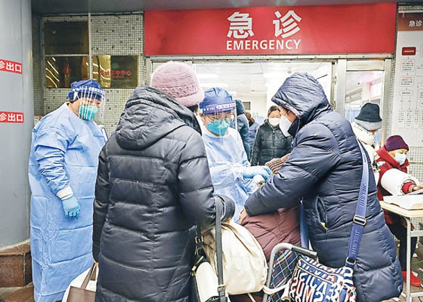 上海市同濟醫院醫護人員為病人進行急診預檢。（中新社圖片）