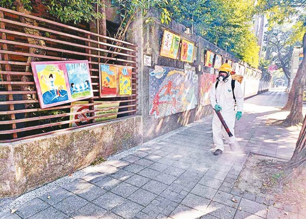 台北市環保局消毒中小學、幼兒園周邊公共區域環境。