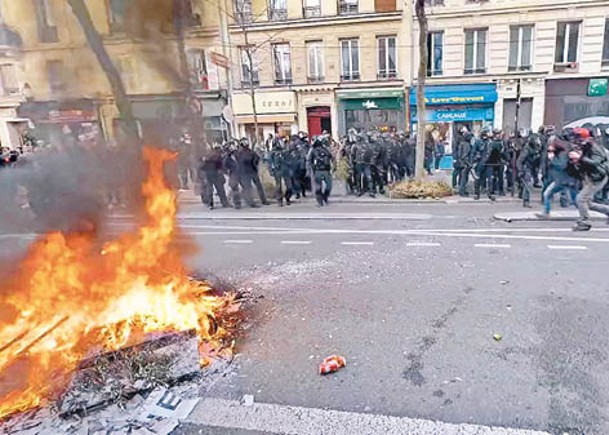 巴黎示威者放火焚燒雜物。