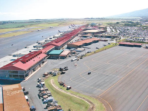 涉事聯合航空客機從卡胡盧伊機場起飛。