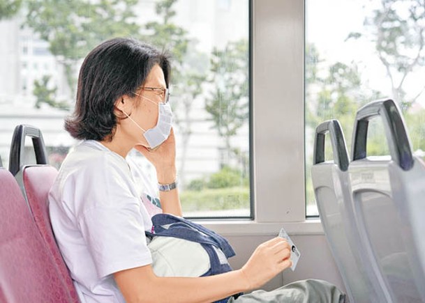 新加坡民眾早前乘搭巴士須戴口罩。（Getty Images圖片）