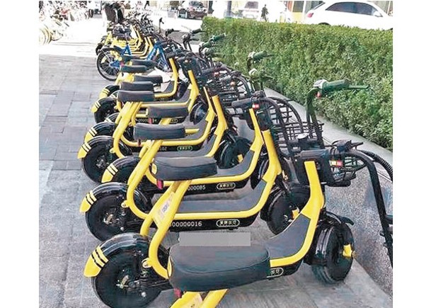 廣州街頭停泊了大批共享電動單車。
