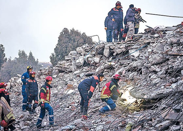 土耳其搜救人員尋找生還者。（Getty Images圖片）