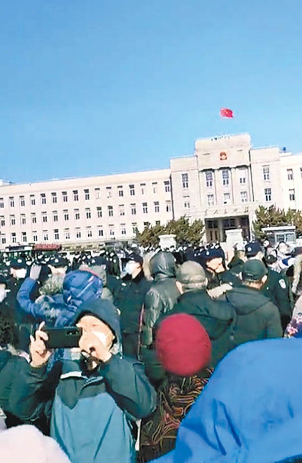 遼寧大連：退休長者上街反對醫保改革。