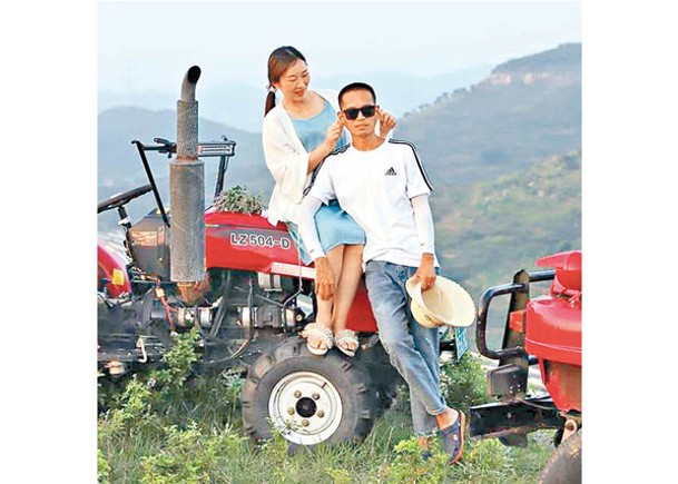 自駕拖拉機遊西藏 網紅服毒亡