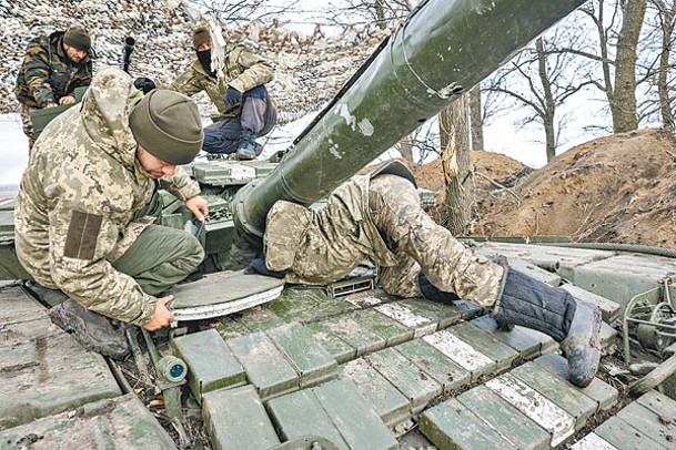 烏軍士兵檢查坦克。（Getty Images圖片）