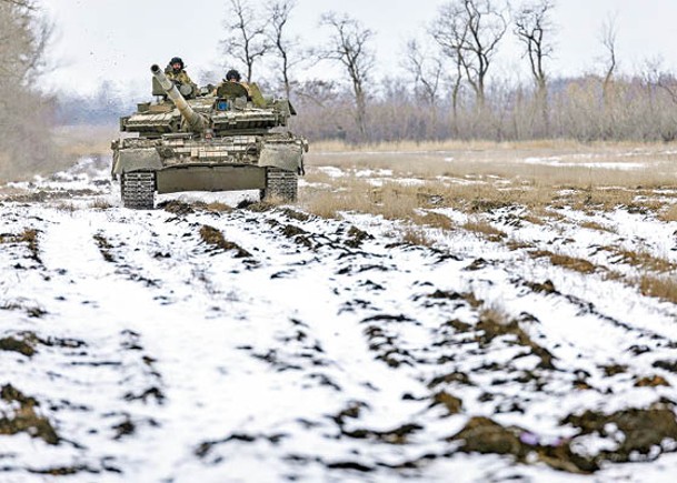 烏軍坦克在東部戰場行駛。