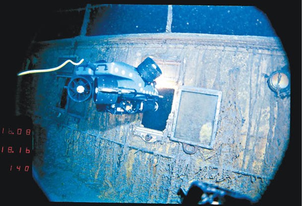 遙控船深入狹窄位置拍攝。