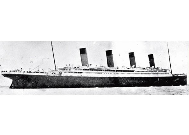 鐵達尼號首航撞上冰山沉沒。