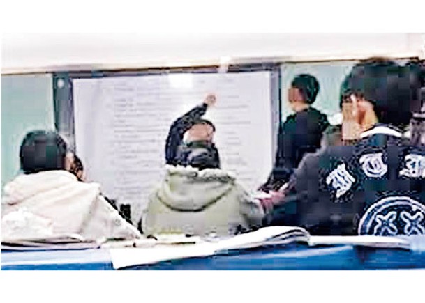 江蘇泰州有初中教師用戒尺打學生手心。