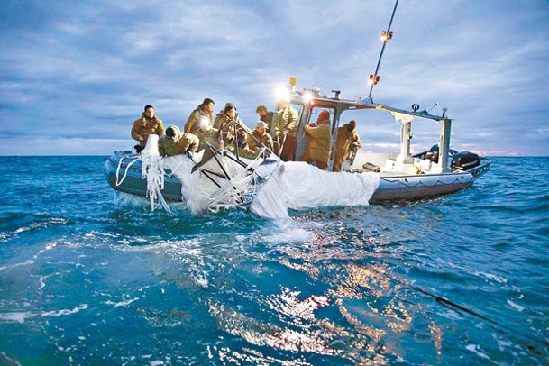 美國海軍打撈氣球殘骸。