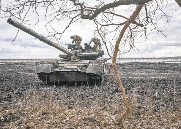 烏軍坦克出現在東部戰場。（Getty Images圖片）