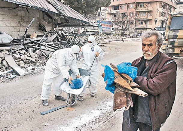 救援人員在災區消毒。（Getty Images圖片）