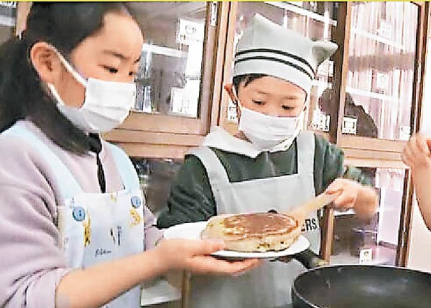日本小學生以蟋蟀粉炮製煎餅