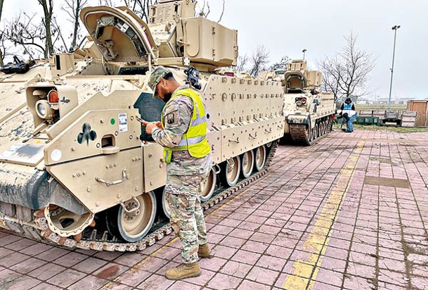 美國援助烏克蘭的布拉德利步兵戰車運抵德國。