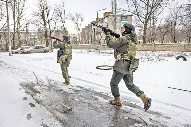 烏克蘭士兵進行巡邏任務。