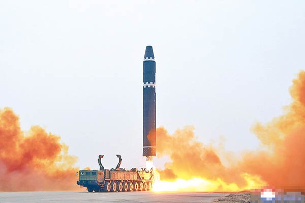 北韓突擊發射火星15型洲際彈道導彈。