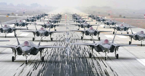 南韓空軍在清州基地部署F35A隱形戰機。