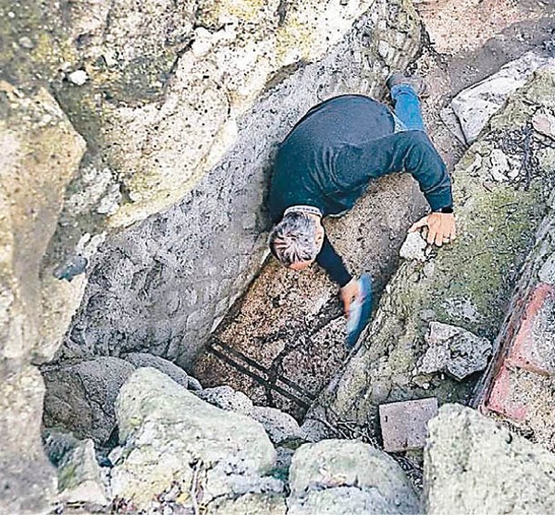 意大利那不勒斯東方大學的考古團隊挖掘遺址。