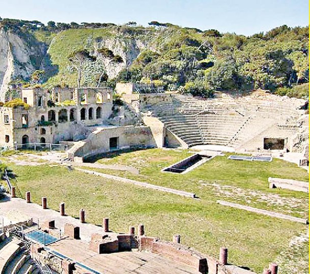 莊園遺址規模龐大，建有劇院和奏樂堂。