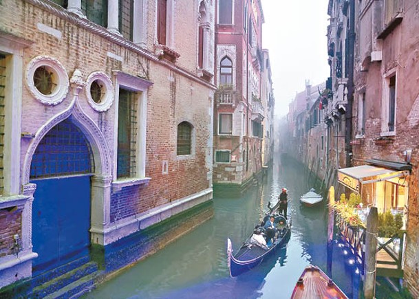 威尼斯運河乾涸  船隻擱淺