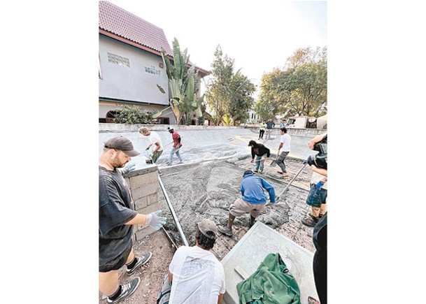 建築人員在場地內規劃建設方向。