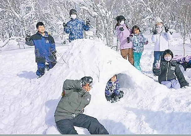 學生們在完成雪洞後，拍照留念。