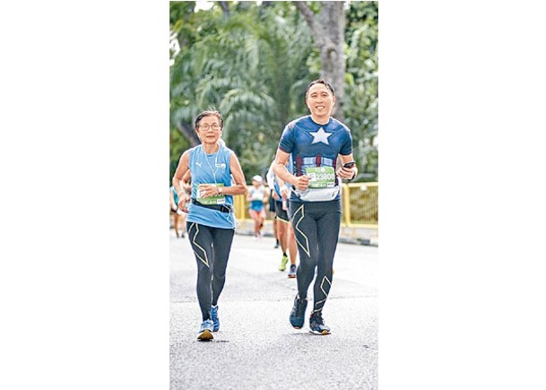 李耀芬（左）於去年成功跑完半程馬拉松。（新加坡《聯合早報》）