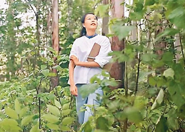 女子拍片教植物科普  網民讚好