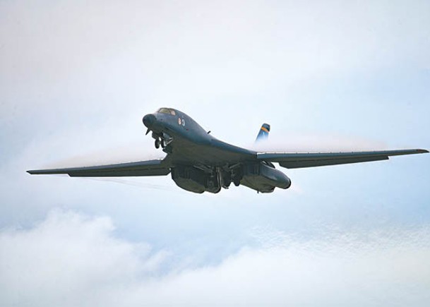 美軍過去派出B1B超音速轟炸機炫武。