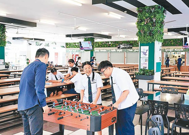 學生在玩桌遊。（新加坡《聯合早報》圖片）