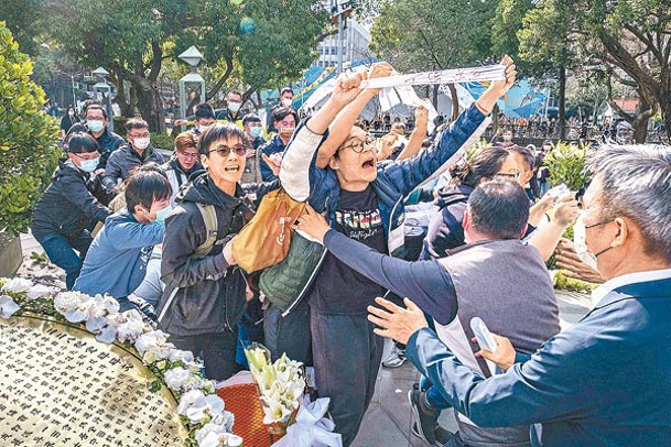 民眾企圖衝向台上的台北市長蔣萬安。（Getty Images圖片）