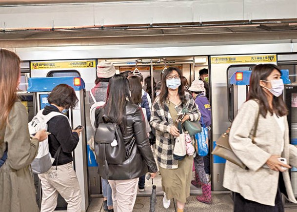 台灣要等天氣回暖再評估交通工具取消口罩令的可行性。（Getty Images圖片）