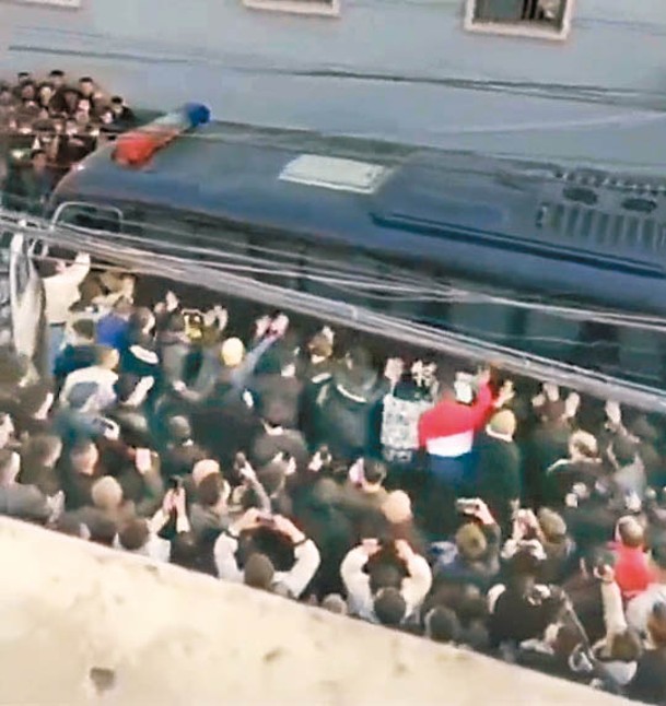 片段顯示民眾群起攻擊警車。