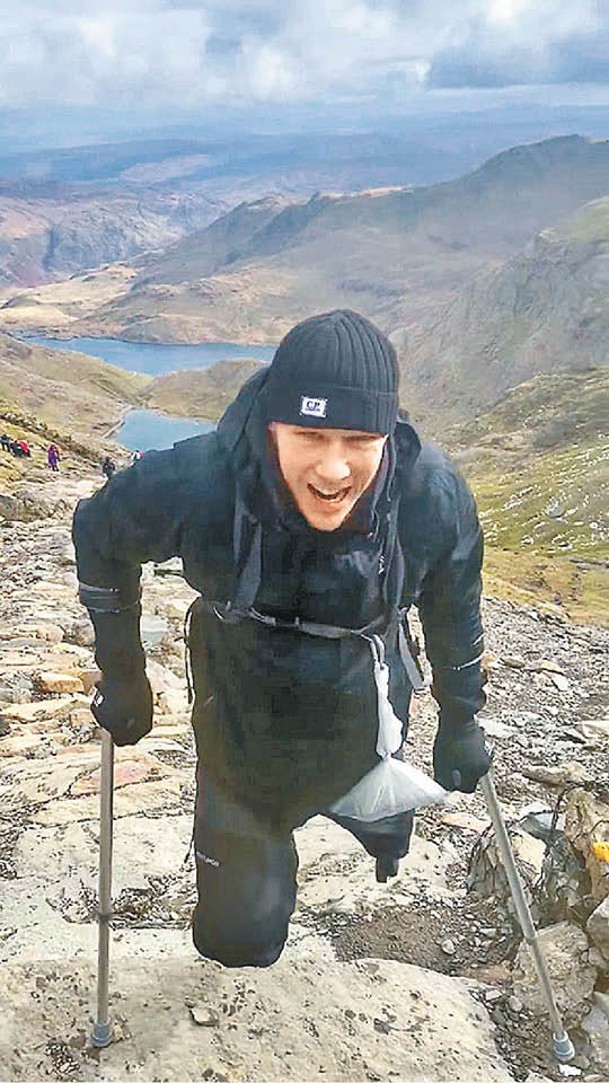 因傷口膿腫，愛德華茲只能用拐杖登山。