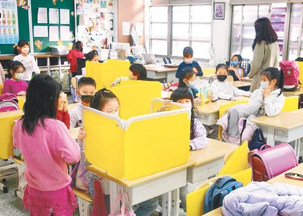 台灣學生在課室戴口罩用隔板上堂。（中時電子報圖片）