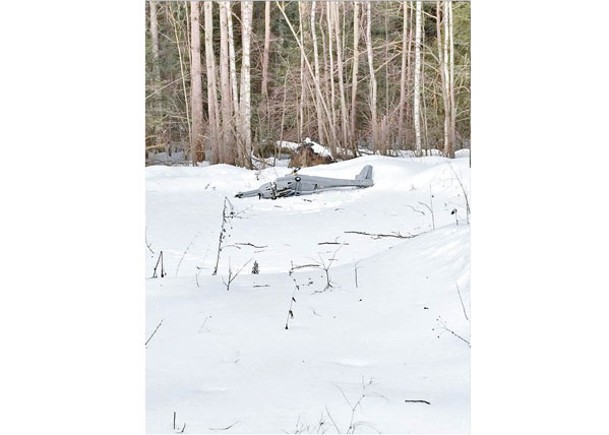 被指是烏克蘭UJ22無人機殘骸橫亙在雪地。